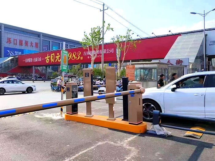 某大廈停車場采用 “安快” 一進(jìn)一出直桿款道閘