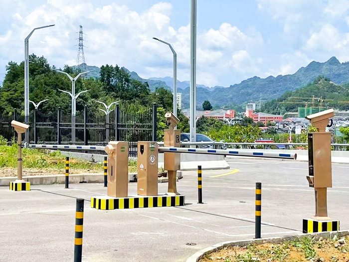 某旅游區(qū)停車場采用 “安快” 車牌識(shí)別系統(tǒng)