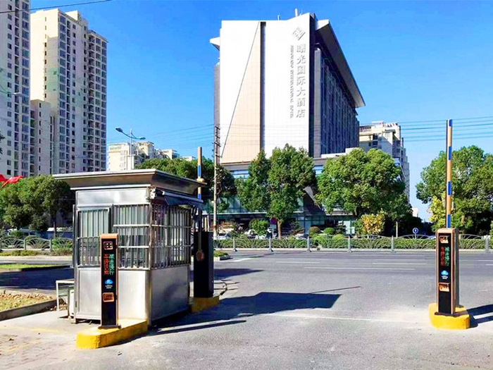 某街道采用 “安快” 一進一出車牌識別系統