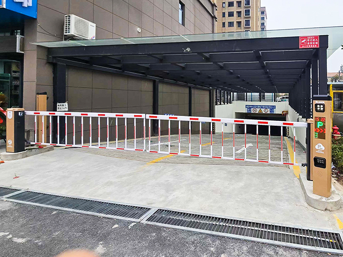 某地下停車場采用 “安快” 一進一出對開柵欄道閘停車管理